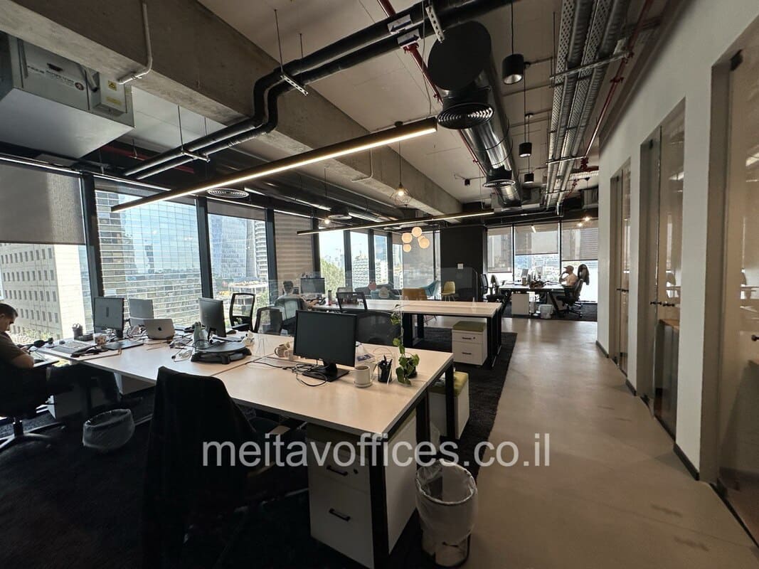 משרד להשכרה 900 מ”ר במגדלי הארבעה