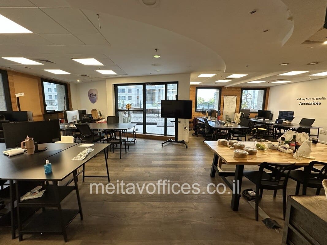 משרד להשכרה 420 מ”ר במגדל פלטינום עם מרפסת